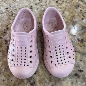 Native Kids Water Shoes in Soft Pink C7